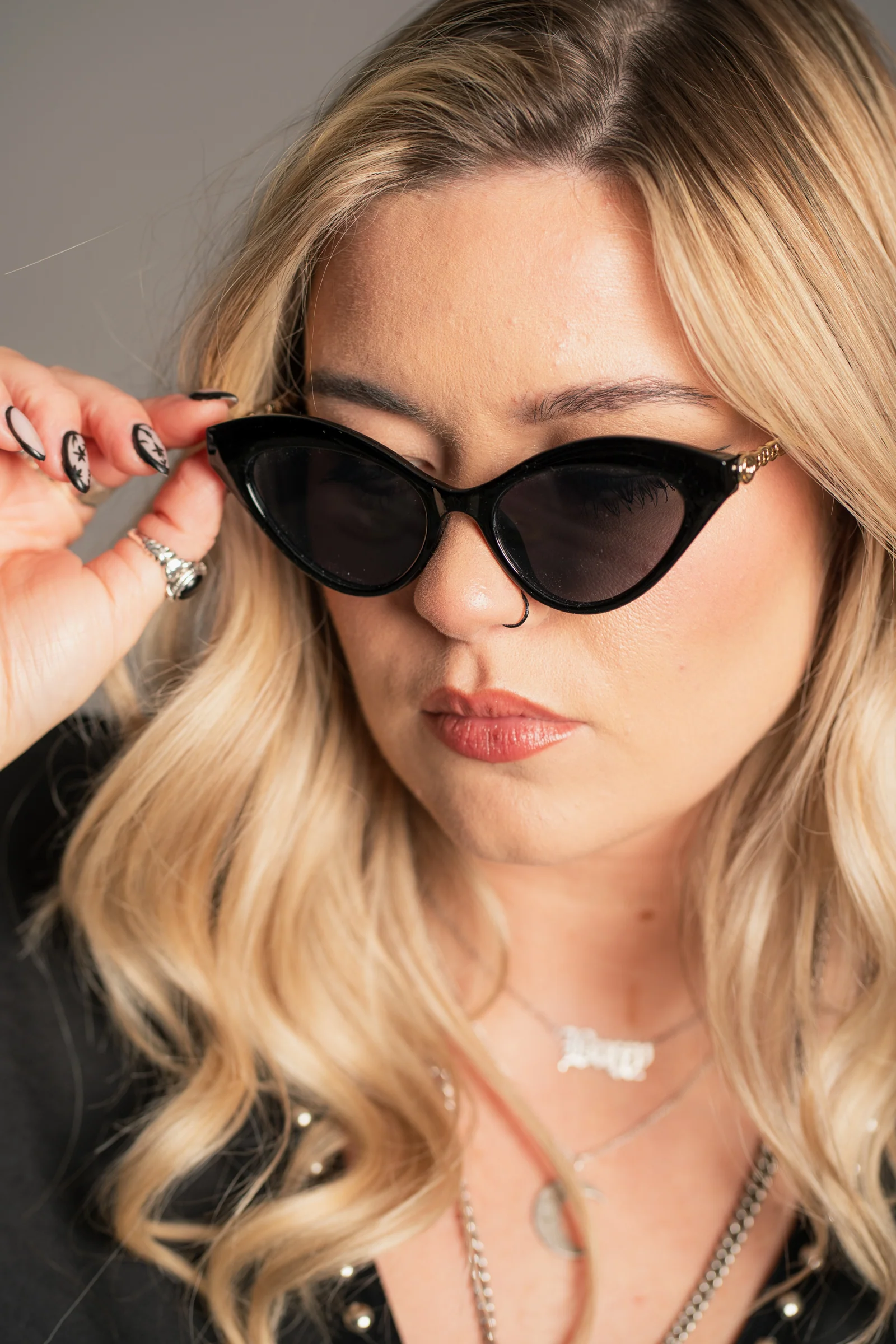 Zoë Cat Eye Chain Arm Sunglasses - Image 3