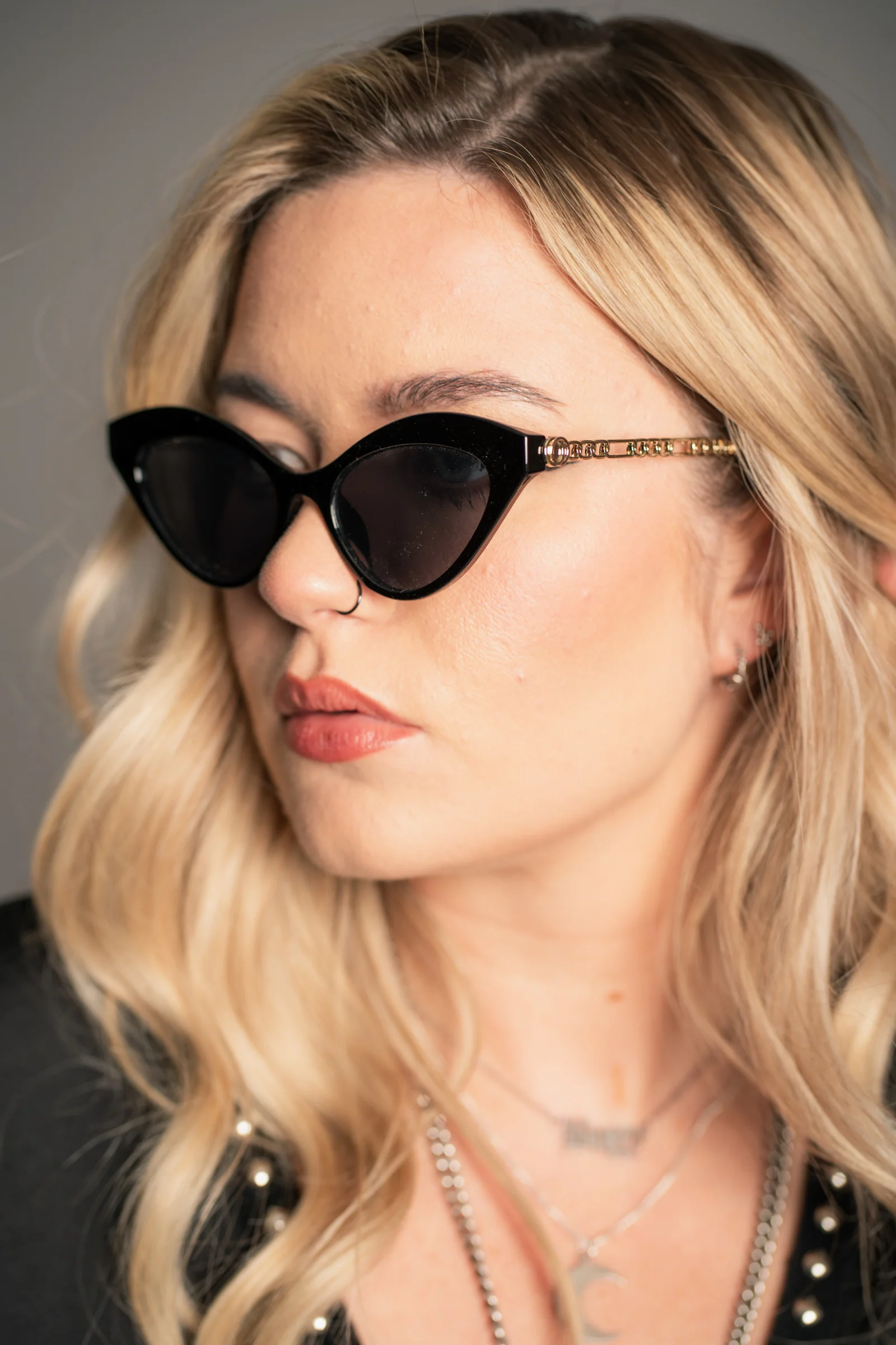 Zoë Cat Eye Chain Arm Sunglasses - Image 4